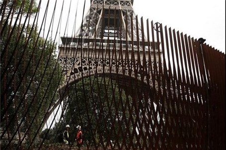 پاریس دُور برج ایفل حفاظ‌های ایمنی را نصب کرد