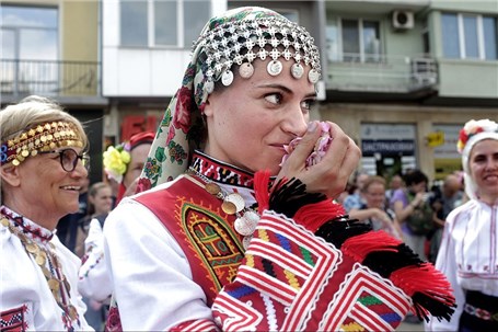 تصاویر جشنواره گلاب‌گیری بلغارستان