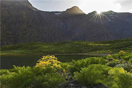 دریاچه فصلی کوه نگینی در کوهستان دنا