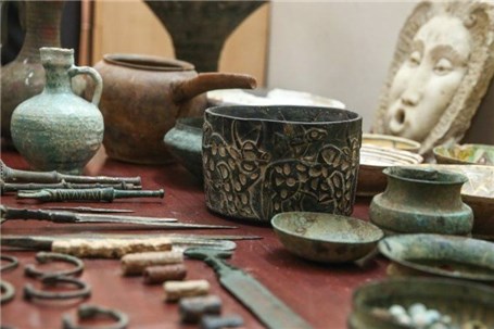 ۹۰۵ شیء تاریخی و بدل از قاچاقچیان در فارس کشف شد
