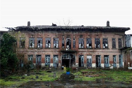 مدرسه‌ای به قدمت ۱۲۰ سال، اما مخروبه و فراموش شده