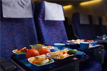 هرگز به این مواد غذایی در هواپیما لب نزنید!