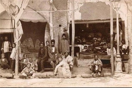 هر یک از خیابان‌ها سردری دارند که چند قراول از آن‌ها حفاظت می‌کنند